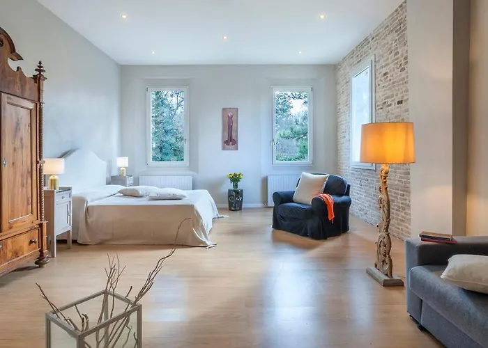 Rustica 8, Emma Villa