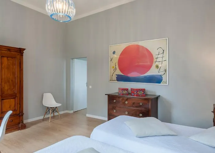 Rustica 8, Emma Villa